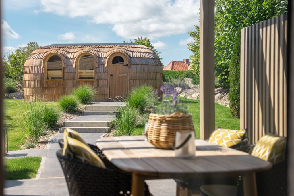 Bathroom and natural materials in a WEISSENHAUS suite
