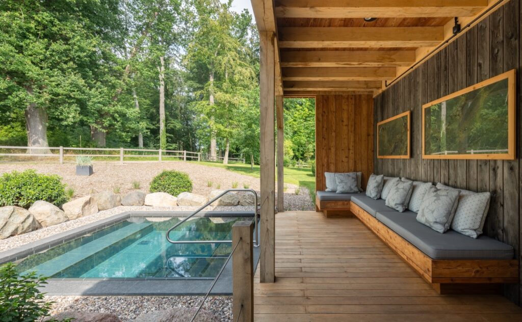 Daylight view of the WEISSENHAUS onsen pool